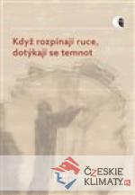 Když rozpínají ruce, dotýkají se te...