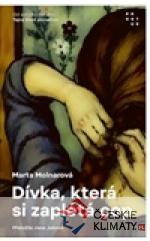 Dívka, která si zaplétá cop