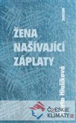 Žena našívající záplaty