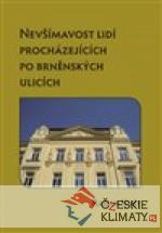Nevšímavost lidí procházejících po...