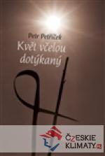 Květ včelou dotýkaný