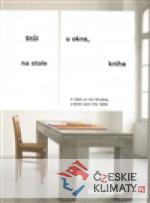 Stůl u okna, na stole kniha