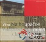 Na houpačce nejen s knihovnou